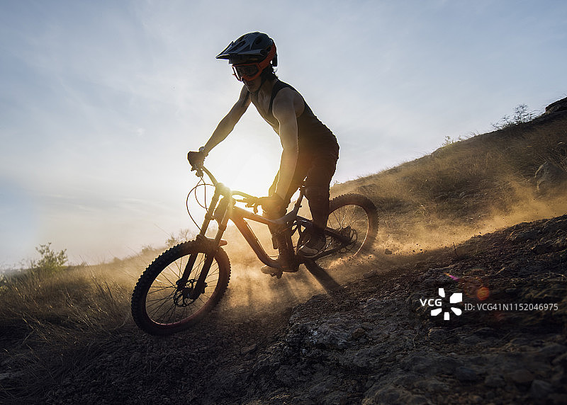 山地自行车手飞驰尘土特写图片素材