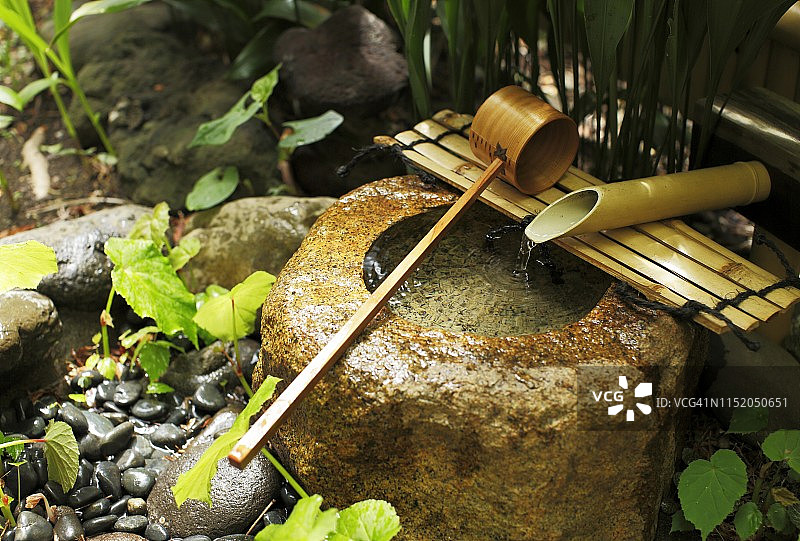 日式庭院里的蹲踞图片素材