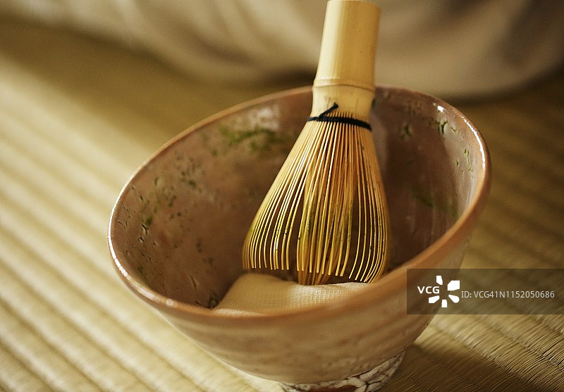 榻榻米上的茶碗和茶筅图片素材