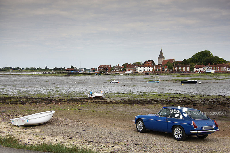 停在博舍姆西萨塞克斯海滩上的经典汽车图片素材