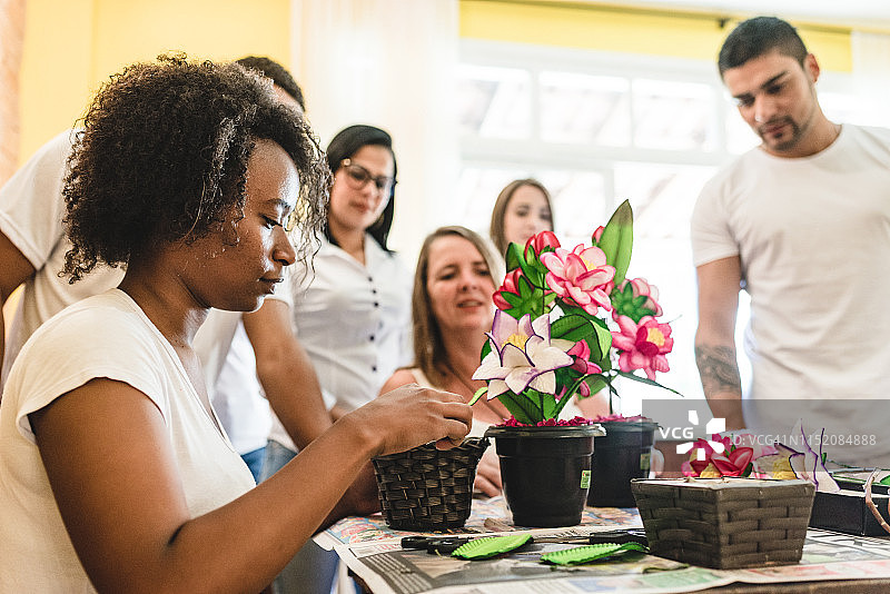 人们在制作手工艺品图片素材