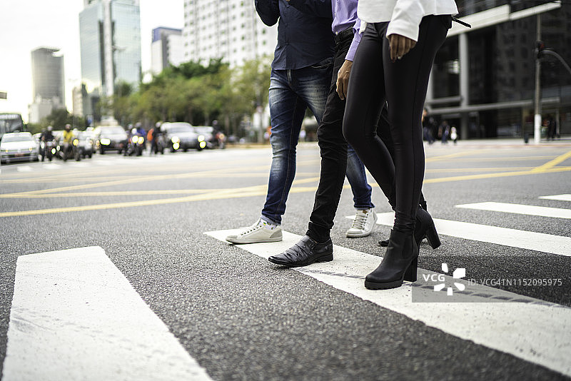 同事们走过街道的下半身照片图片素材