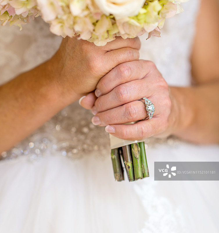 新娘手捧鲜花图片素材