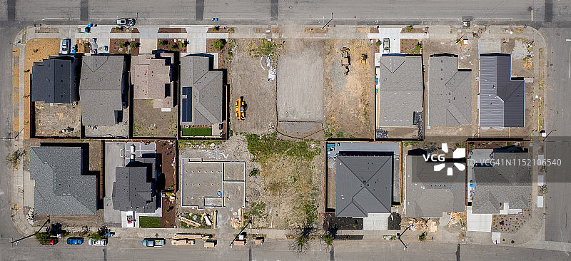 加利福尼亚州圣罗莎科菲公园野火破坏后的重建航拍图片素材