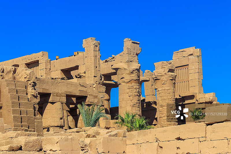 卡纳克神庙建筑群，通常被称为卡纳克，包括埃及卢克索大量衰败的寺庙、教堂、塔门和其他建筑图片素材