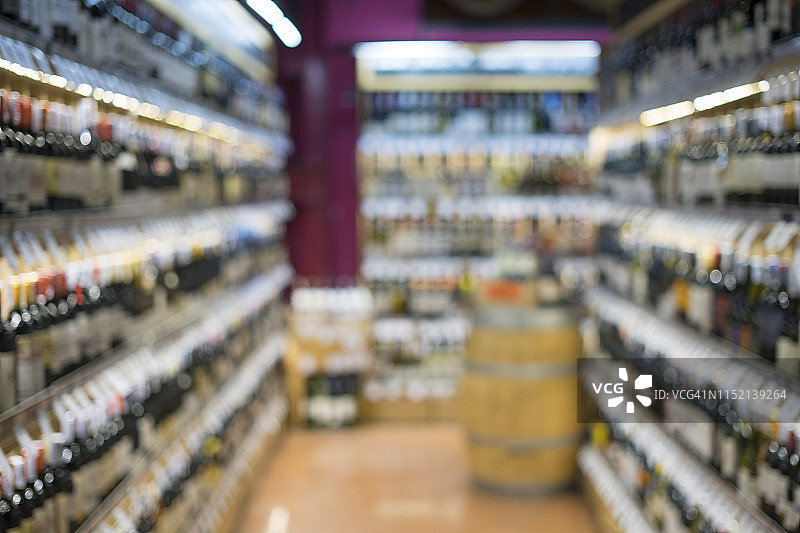 模糊的彩色葡萄酒和酒架图片素材