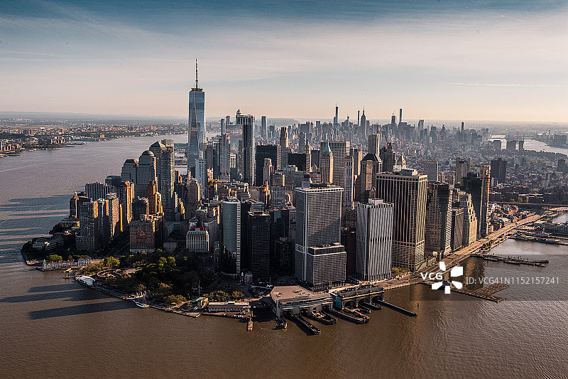 黄金时段曼哈顿半岛的航拍图像图片素材