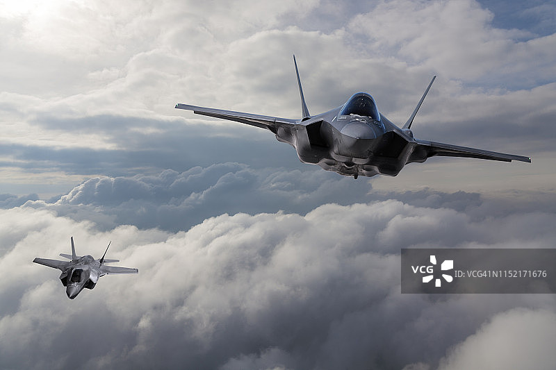 F-35战斗机飞越云层图片素材