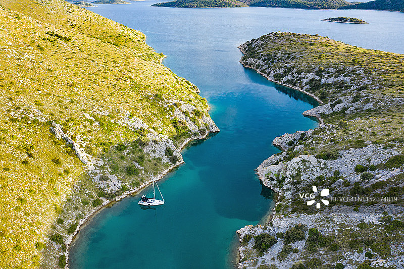无人机视角的停泊帆船图片素材