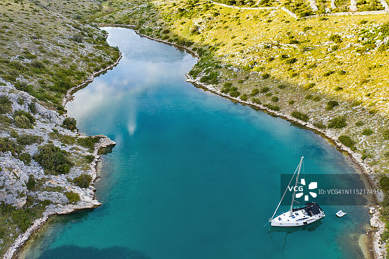 无人机视角的停泊帆船图片素材