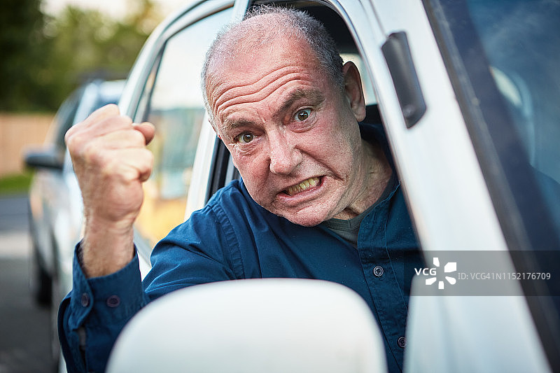 驾驶中的年长男人突发路怒症图片素材