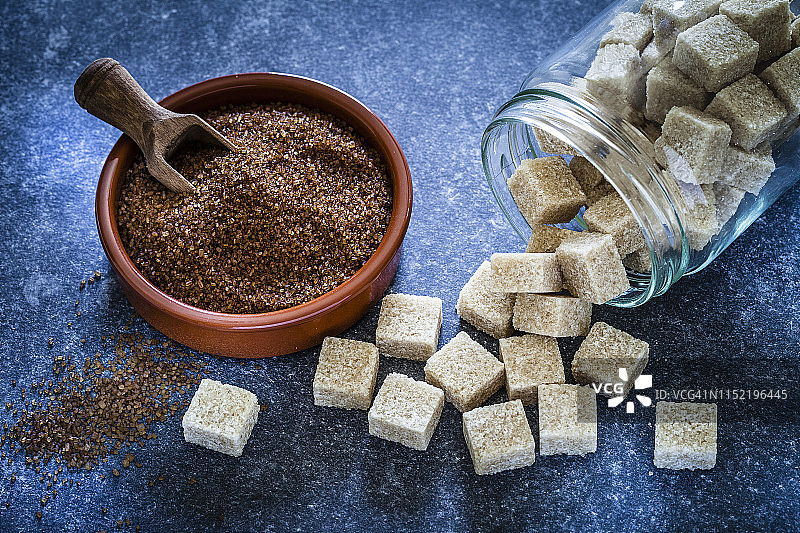 方糖和蔗糖有机红糖颗粒图片素材