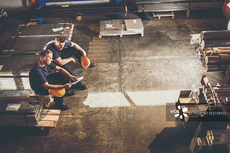 钢铁厂休息期间工人查阅文件俯视图图片素材