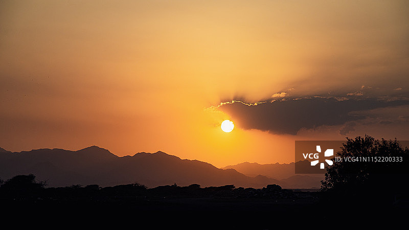 阿曼之旅 - 阿尔巴提纳地区希纳斯附近，阿曼湾沿岸的哈杰尔山脉日落图片素材