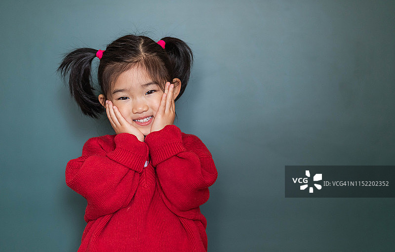 微笑的可爱女孩图片素材