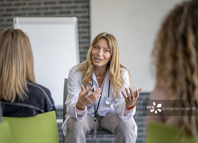 年轻人在参加团体心理治疗图片素材