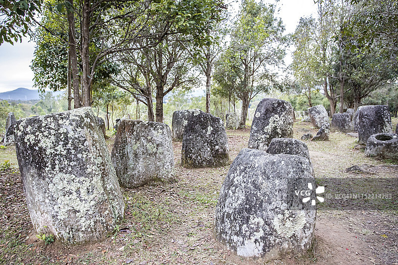 老挝川圹的著名石缸平原图片素材