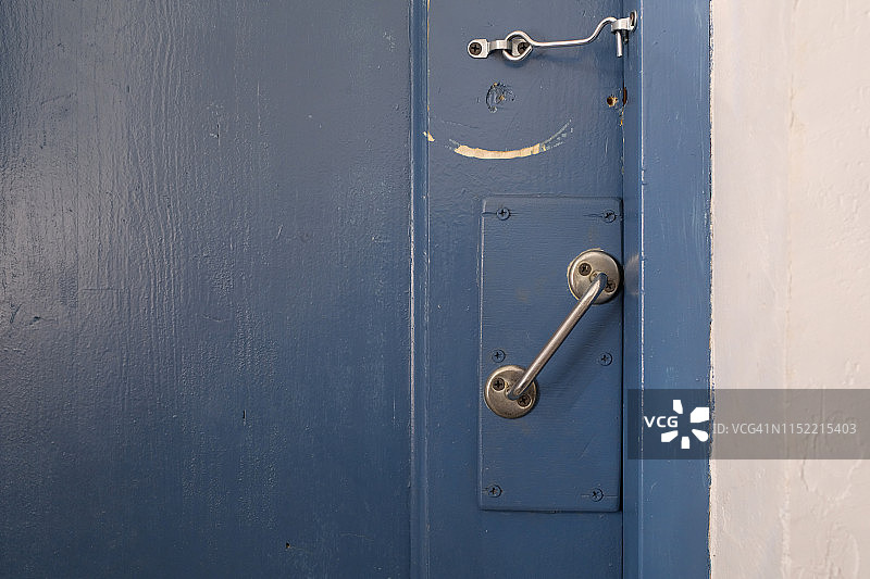 带铁把手和锁的蓝色旧木门图片素材