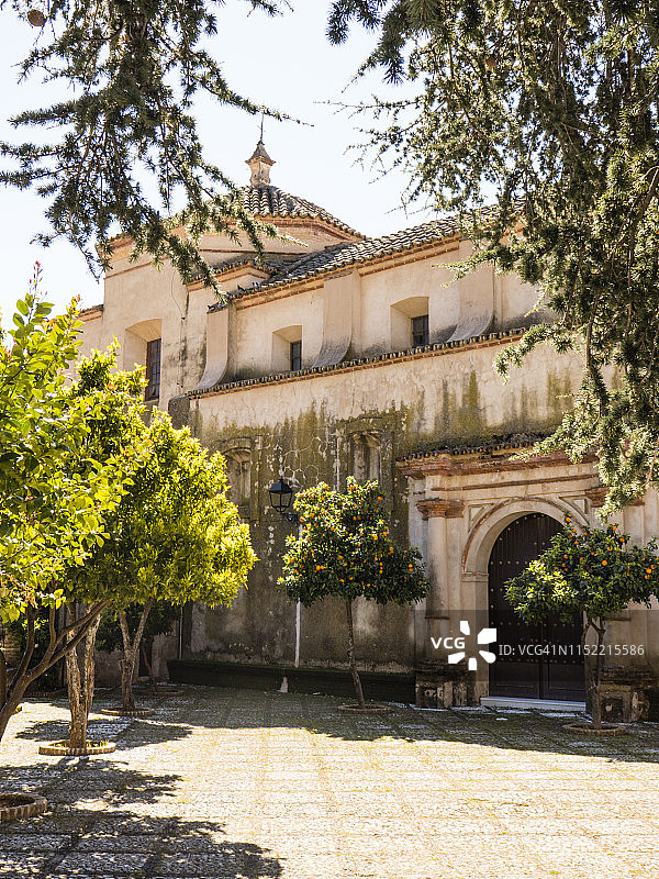 利纳雷斯－德拉谢拉的教堂：摄于西班牙安达卢西亚阿拉塞纳山脉国家公园，四月图片素材