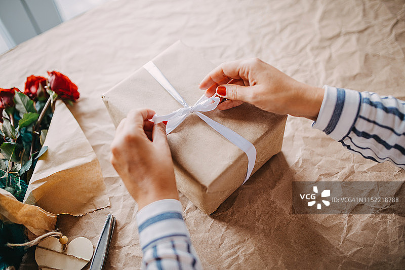 女人手部礼品包装图片素材