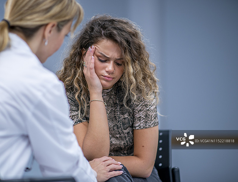 接受心理治疗的年轻人图片素材