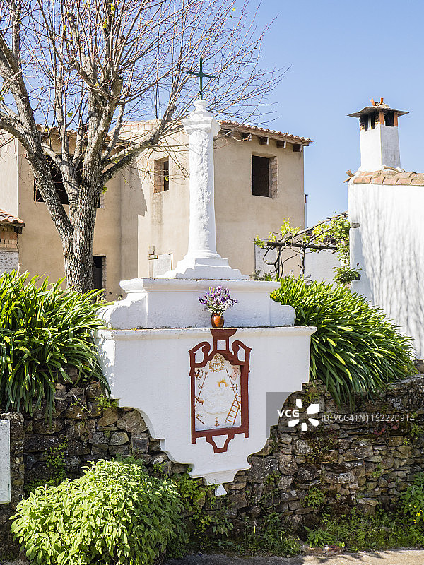 阿拉哈尔路边的十字架神殿；拍摄于西班牙安达卢西亚阿拉塞纳山脉国家公园，四月图片素材