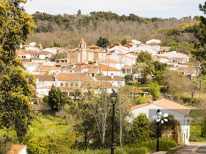 眺望拉普雷萨村庄，摄于西班牙安达卢西亚阿拉塞纳山脉国家公园，四月图片素材