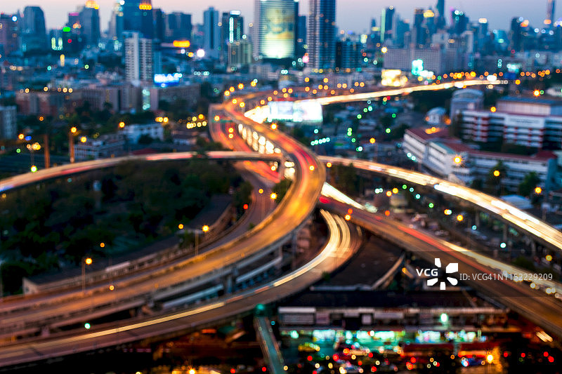 抽象模糊的城市高架夜景图片素材