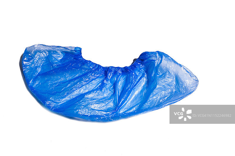 干净的蓝色医用鞋套，塑料保护套，隔离在白色背景上。医疗机构的卫生，一次性使用。图片素材
