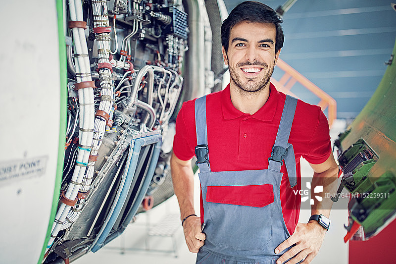 飞机机械师在飞机库中修理发动机图片素材