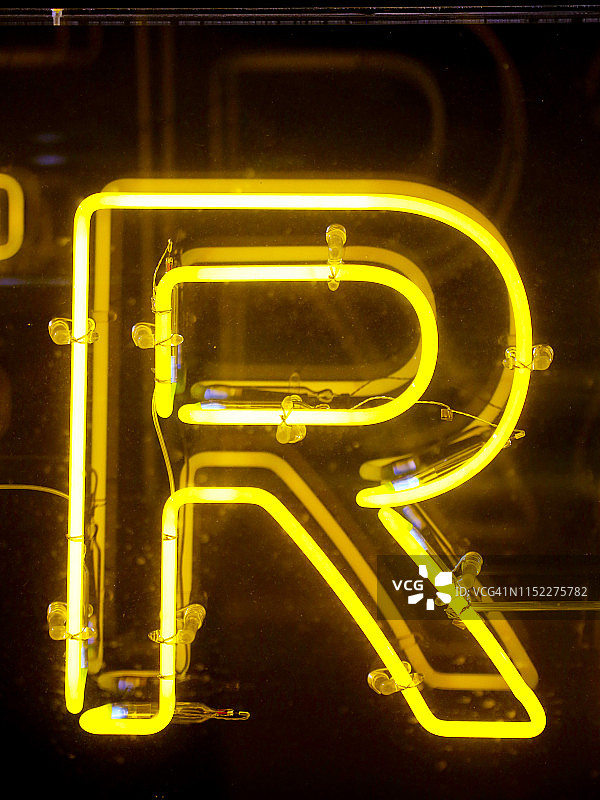 黄色霓虹字母R图片素材