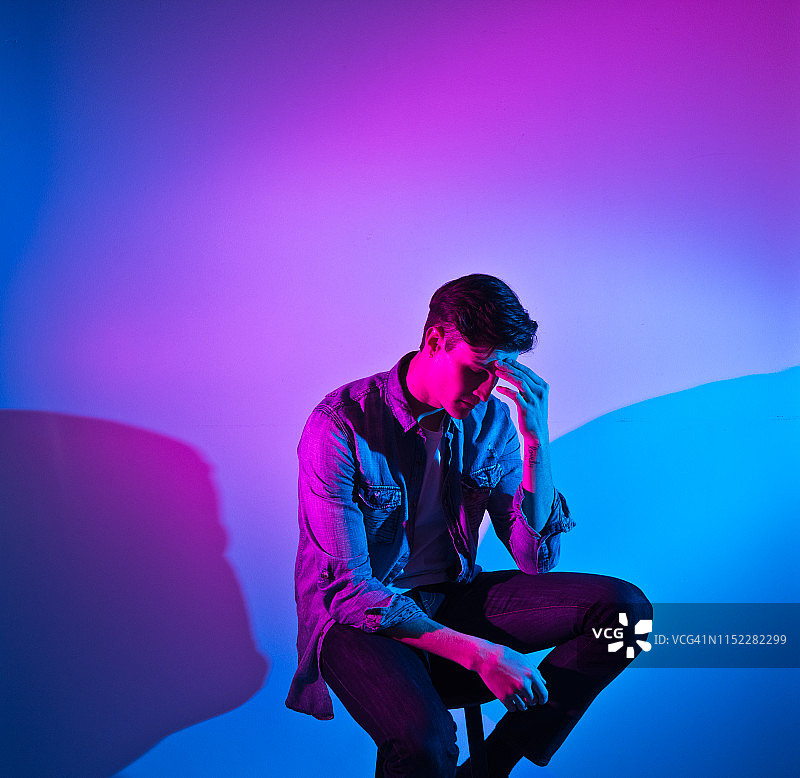 年轻男子感到沮丧和悲伤图片素材