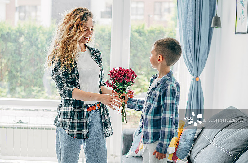 给妈妈的惊喜图片素材