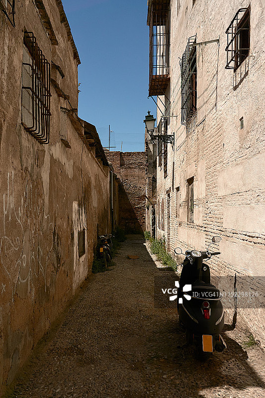 乡村小巷里的两辆摩托车图片素材