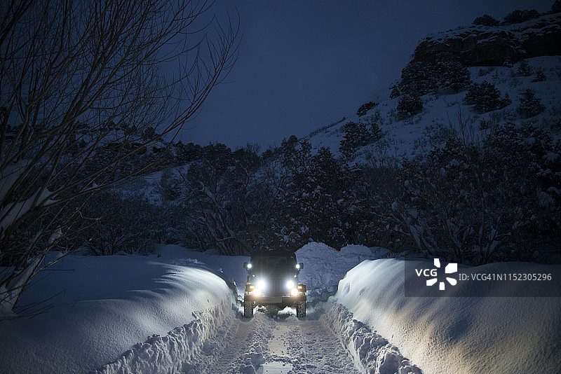 暴雪中的吉普牧马人图片素材