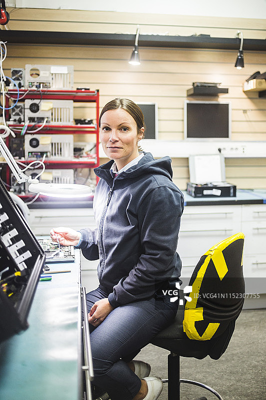 在电子商店工作的成熟技术员图片素材