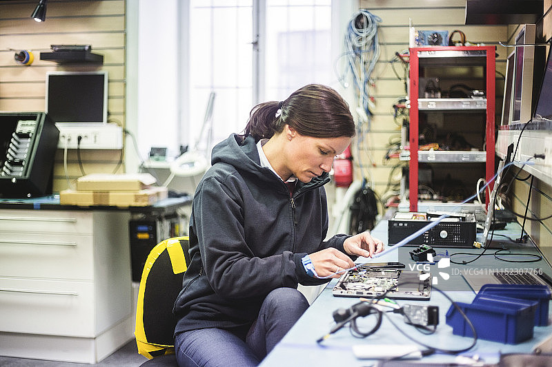 在电脑工作室工作的严肃中年女人图片素材