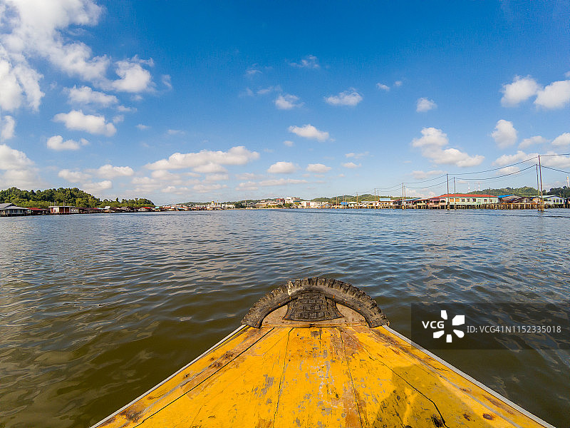 文莱河上的水上出租车甲板图片素材