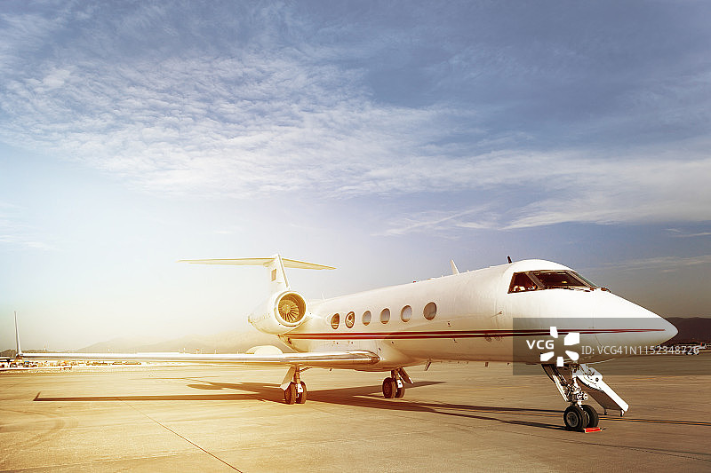 机场停机坪上的私人飞机图片素材