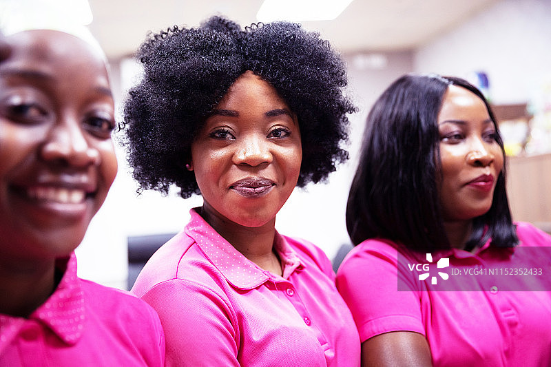 人群中脱颖而出——成功的年轻女性站在同龄人中图片素材