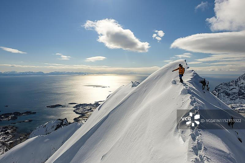 挪威罗弗敦群岛斯沃尔韦尔山脊上的登山者图片素材