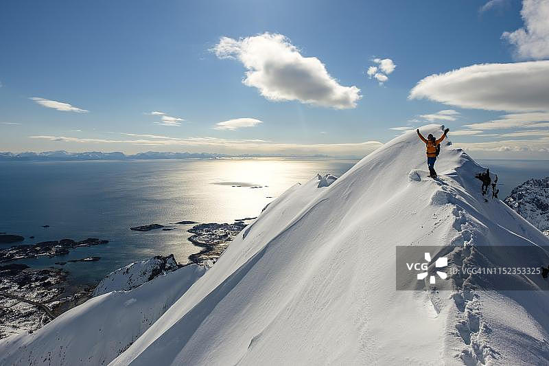 挪威罗弗敦群岛斯沃尔韦尔山脊上的登山者图片素材
