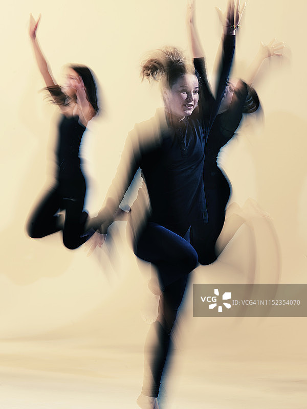 年轻舞者模糊的舞动图片素材