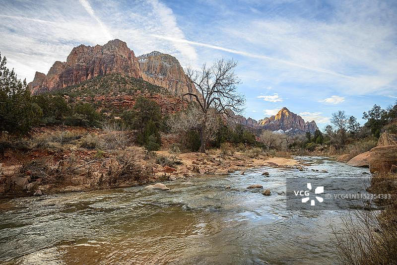 维尔京河穿越锡安峡谷，桥山，锡安国家公园，犹他州，美国图片素材
