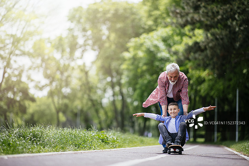 尝试滑板的小男孩图片素材