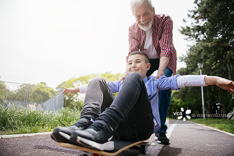 尝试滑板的小男孩图片素材