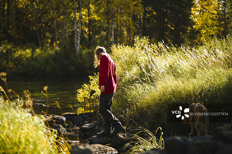 女人在森林图片素材