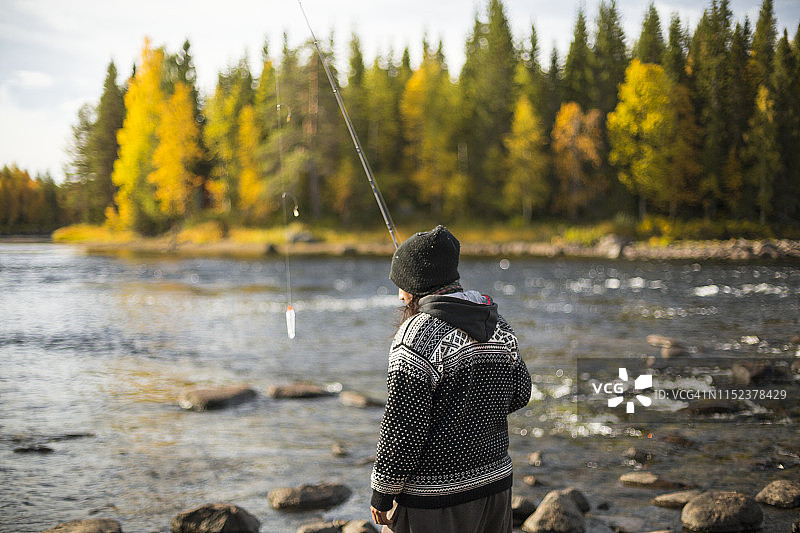 女人在河里钓鱼图片素材