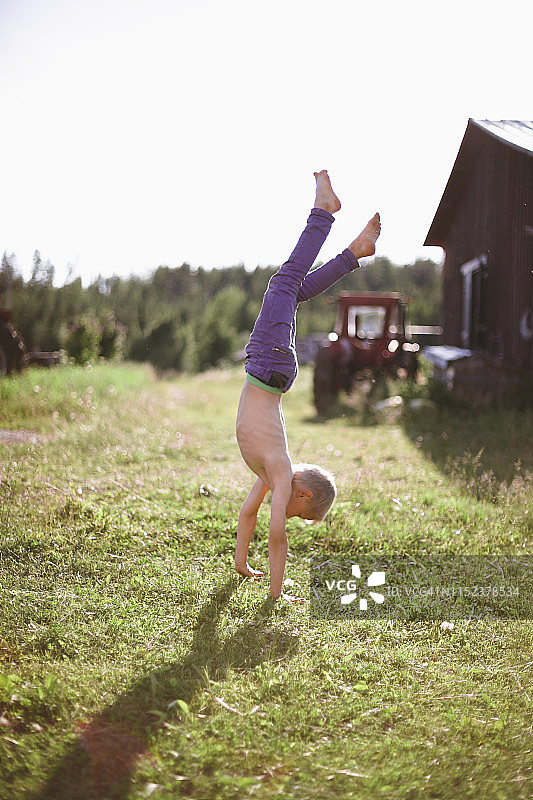 男孩做倒立图片素材