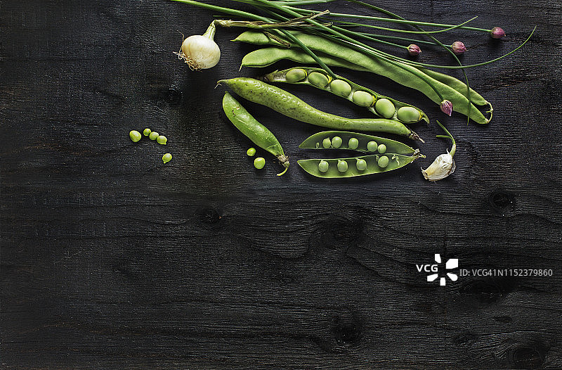 黑色背景上的根类蔬菜图片素材